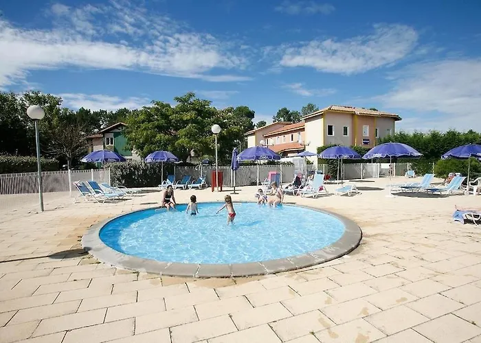 Jolie Maisonnette Dans Village *