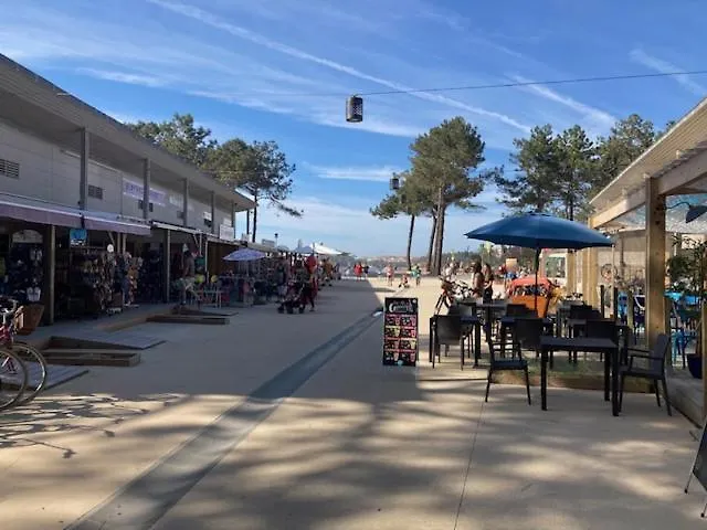 Jolie Maisonnette Dans Village *